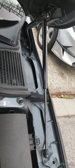 Škoda Octavia 3 / plynové vzpery prednej kapoty. - 4
