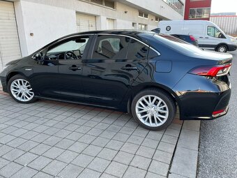 Toyota Corolla sedan 1.8 Hybrid e-CVT Comfort Tech Style - 4