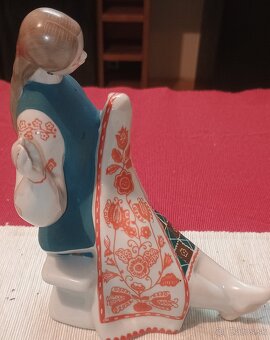 Porcelánová soška dievča ktoré vyšívá - 4