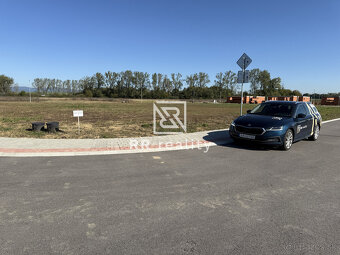 REZERVOVANÉ - Stavebný pozemok 672m2, všetky IS, asfaltová c - 4