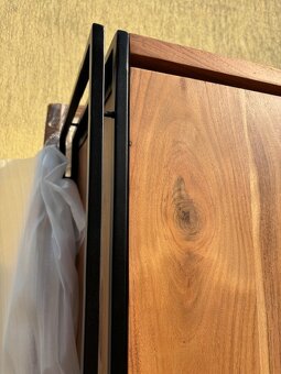 Skriňa z masívu - 4