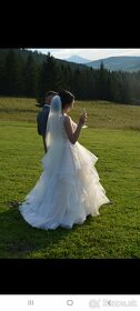 Neobyčajné svadobné šaty s odhaleným chrbtom - 4