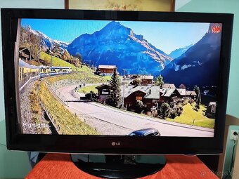 Predám LCD TV LG 42LD420 Full HD - 4
