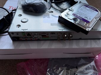Disk WD Purple 6 TB + DVR HikVision DS-7204HUHI-K1/P - 4
