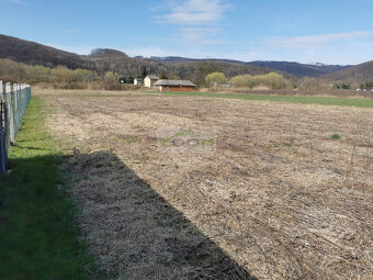 HANISKA - krásny, slnečný a rovinatý stavebný pozemok s IS - 4