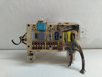 Poistková skrinka Toyota Corolla Verso 89221-0F010 40€ - 4