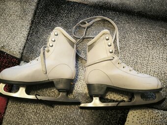 Predám detské krasokorčuliarske korčule veľ 34. - 4