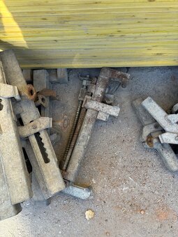 Predám samopaly na stenové debnenia cena 10€/ks - 4