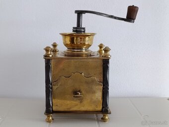 Krásný starožitný mlyncek na kavu, ručně kované sloupky. - 4