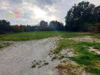 Na predaj stavebný pozemok o výmere 695 m2 v súkromnej št - 4