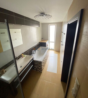 Prenájom: Komfortný 3-izbový Byt s Luxusnou Kúpeľňou na Okru - 4