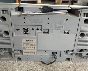 Magnetofón SANYO - 4