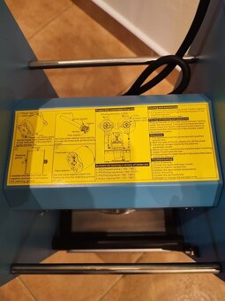 Zatavovací stroj na uzavírání kelímků do gastro provozu - 4