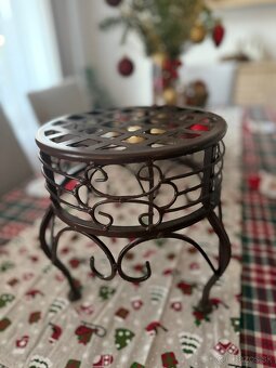 Kovový stojan na kvety – dekoratívny stolček - 4