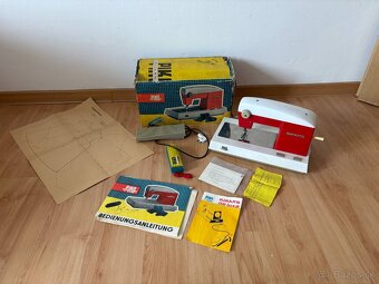Starý, retro, detský šijací stroj - PIKO - 4