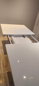 Biely, lesklý, rozkladací jedálenský stôl - 4