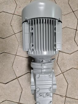 Predám šnekovú prevodovku s el.motorom 0,75kW sew 1:8,9 - 4