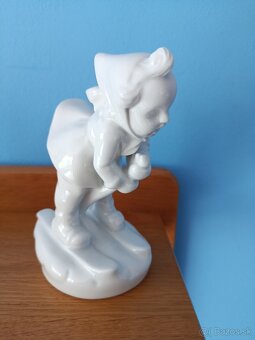 Lyžařka dětský motiv,vyrobeno Royal Dux - 4
