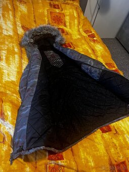 DAKLEY XL Maskáčová bunda s kapucňou s kožušinou - 4