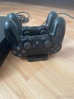 PS4 Pro + 2 ovládače + hry - 4