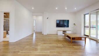 NA PREDAJ Moderný 4-izbový rodinný dom v tichej lokalite - 4