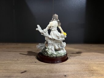 Keramická soška na drevenom podstavci - vintage dekorácia - 4