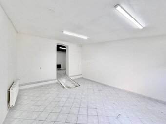 Na prenájom obchodné priestory 76 m2 - dvor z Národnej Žilin - 4