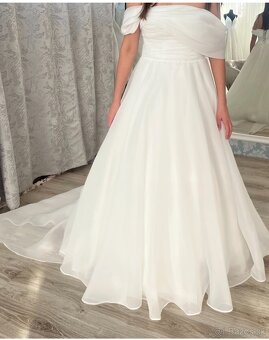 Krásne svadobné šaty s vlečkou na šnurovanie vo farbe Ivory - 4