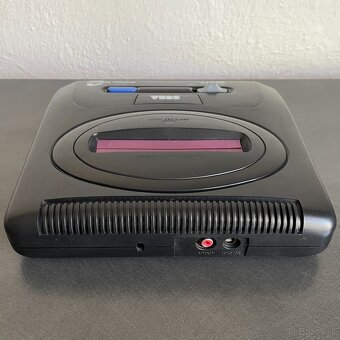 Famiclone 8-bit v tvare Sega Mega Drive - 4