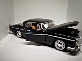 Predám zberateľský model Chrysler C 300, 1955 , 1:24 - 4