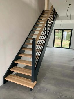 Samonosné drevené schody so zábradlím - 4