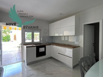 Na predaj dom 2x apartmán len 80m od mora v Chorvátsku - 4