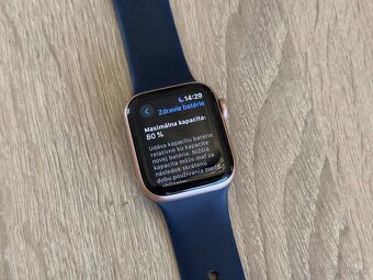 Apple Watch SE 40mm – Rose Gold s modrým náramkom - 4
