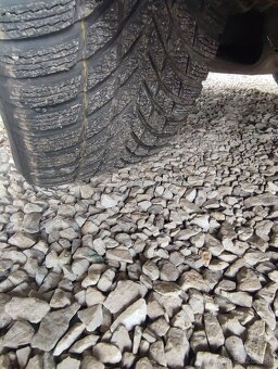 predám zimné pneu.275/45 r21 - 4