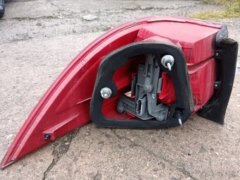 Predam zadne svetla na vw golf 5 combi - 4