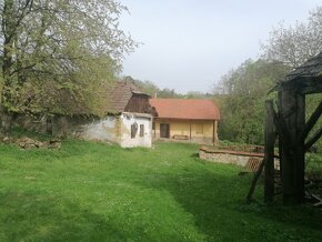 Ponúkame na predaj usadlosť na polosamote pri obci Bukovec - 4