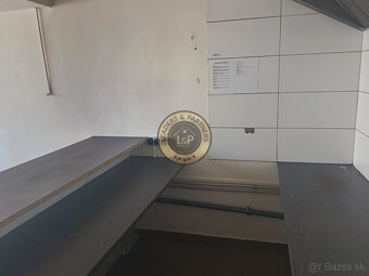Obchodný priestor v centre na predaj - 4