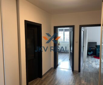 Slnečný kompletne zrekonštruovaný 3-izbový byt v centre Popr - 4