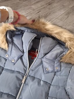 Guess bunda s opaskom,kapucňou a huňatou kožušinou - 4