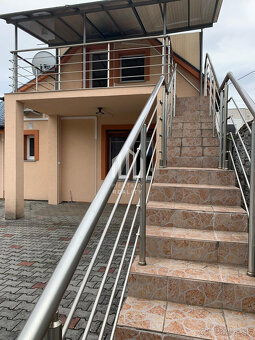 NOVINKA zariadený RD v Banke s terasou, altánkom a samosta - 4