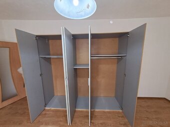 3-dverová skriňa so sklom - Košice - 4