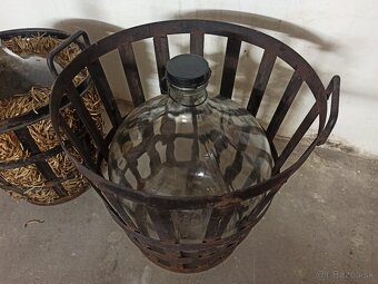 Veľké sklenené demižóny s kovovým košom - 4