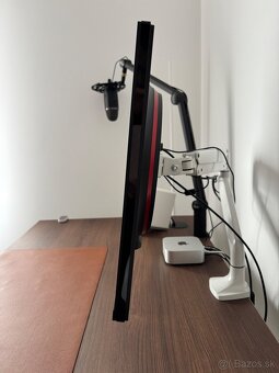 27" LG UltraGear monitor - 4