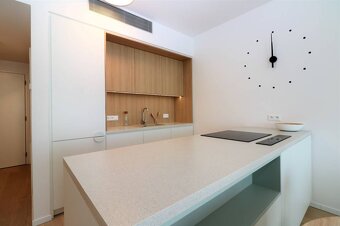 PRENÁJOM- krásny 2i byt s výhľadom na hrad v projekte SKY PA - 4
