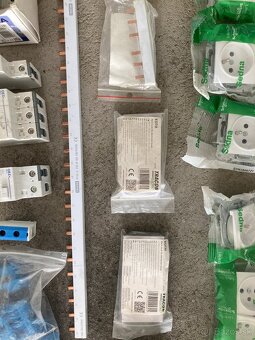 Elektro material zo stavby - istice,prudovy chranic,zasuvky - 4