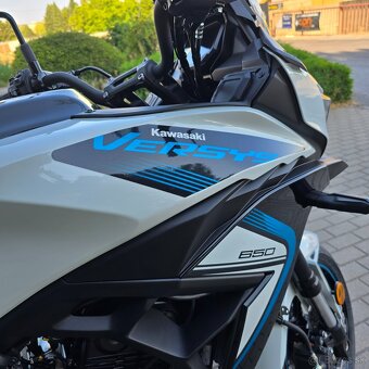 Kawasaki Versys 650 model 2025 - biely - 4