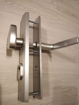 Štítové kovanie AXA (kľučka s guľou) na dvere - 4