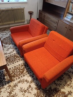 Skrine, stoly, stoličky, gauč, posteľ, koberce, doplnky - 4
