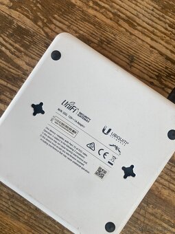 Router Ubiquiti UniFi - Security Gateway (USG) - 4