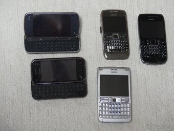 Nokia retro, vintage telefony spolu s nabijackou a headsetom - 4